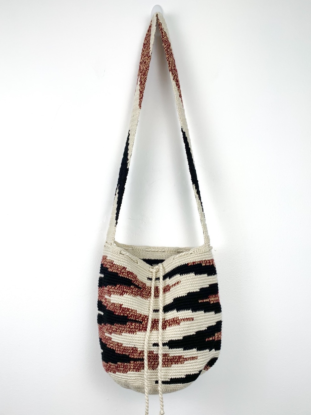 Wayuu Mochila bag hand-woven crossbody bucket bag cream black & red tribal weave
